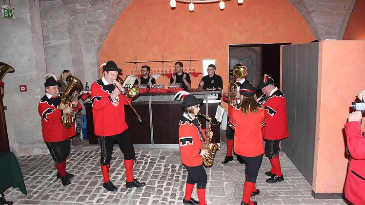 Die Musiker ziehen ein.  Foto: Friedwald Schedel