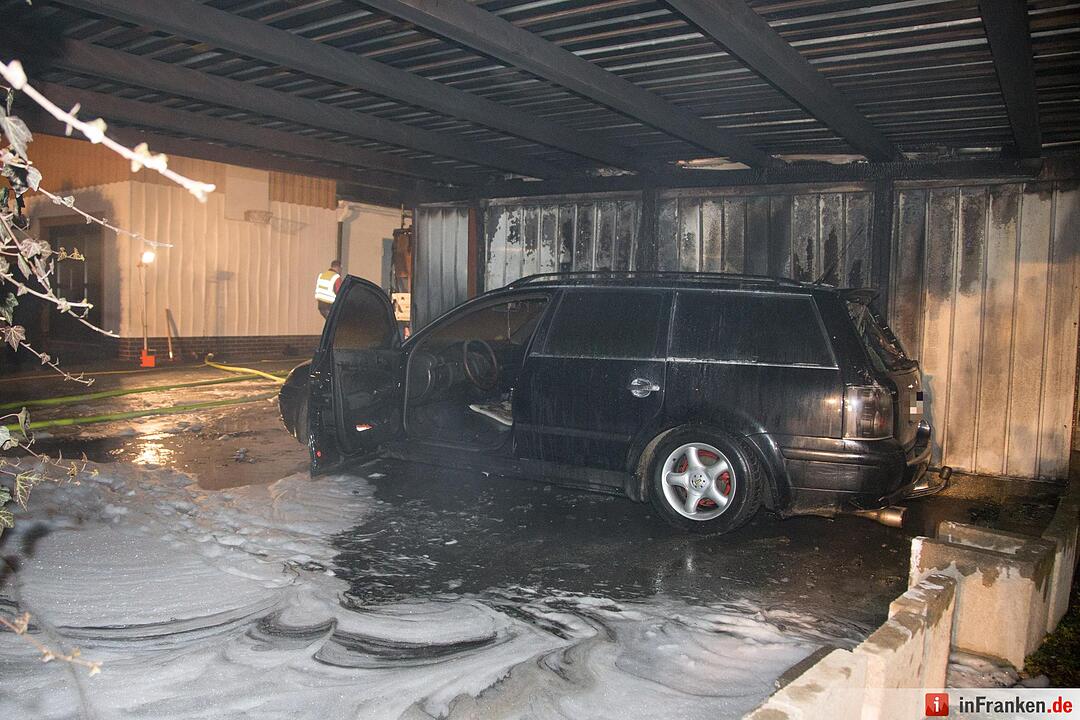 Garage mit angebautem Carport und Holzunterstand in Brand - Vier Fahrzeuge zum Teil schwer beschädigt