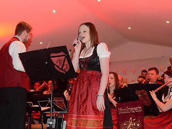 Sarah Brückner mit Sologesang und Dirigent Daniel Sünkel beim "It's Raining Men" Foto: eh