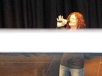 Wenn Susanne Gabler von der Kulturfabrik auf der Bühne steht, ist sie von den vorderen Rängen der Galerie aus nicht komplett zu sehen. Der Bügel auf der Brüstung teilt sie in zwei Hälften.  Foto: Andreas Dorsch