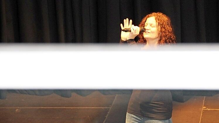 Wenn Susanne Gabler von der Kulturfabrik auf der Bühne steht, ist sie von den vorderen Rängen der Galerie aus nicht komplett zu sehen. Der Bügel auf der Brüstung teilt sie in zwei Hälften.  Foto: Andreas Dorsch