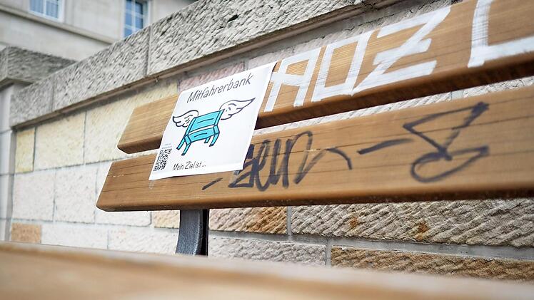 Eine Mitfahrbank kann im besten Fall das Mobilitätsproblem vieler Orte lösen.  Foto: Marian Hambacher