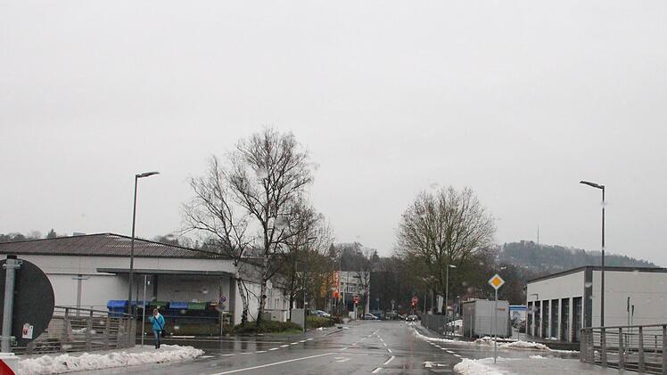 Es bleibt dabei: Wer von der Ernst-Faber-Brücke kommt, hat gegenüber der Uferstraße Vorfahrt.Foto: Ulrike Nauer