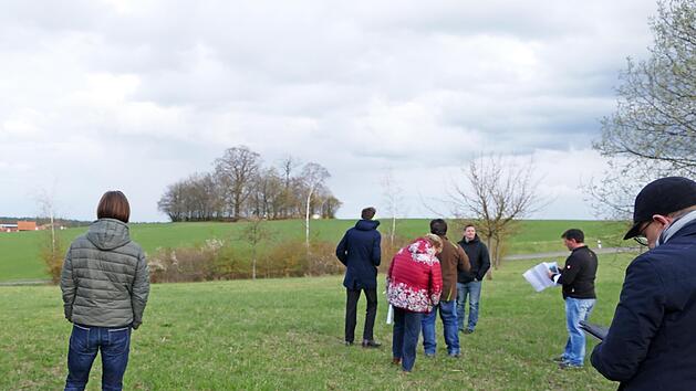 Bürgermeister Michael Bergrab und die Gemeinderäte erörterten die Aussichten für Freiland-Photovoltaik.