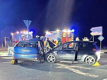 Im Kreuzungsbereich waren die beiden Fahrzeuge zusammengesto&szlig;en.