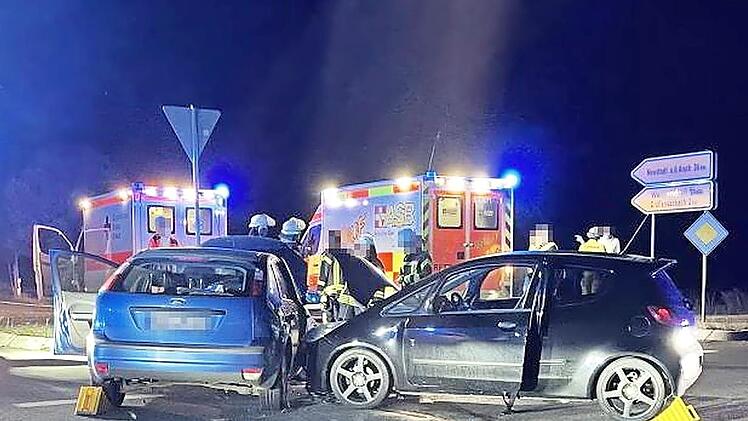 Im Kreuzungsbereich waren die beiden Fahrzeuge zusammengesto&szlig;en.