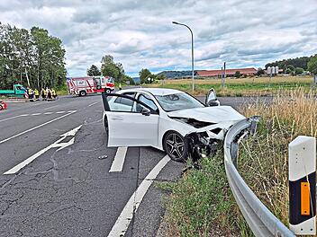 Der Mercedes prallte in die Leitplanke.Michael Stelzner