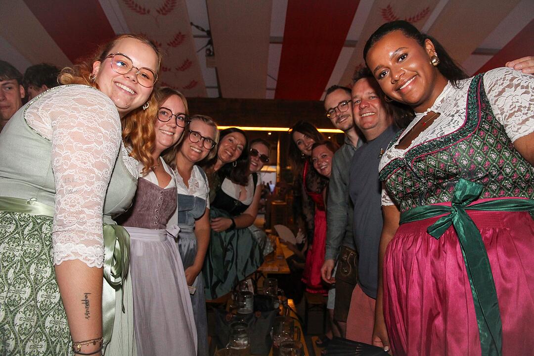 Die Stadlbesucher feierten mit den Stoapf&auml;lzer Spitzbuam.