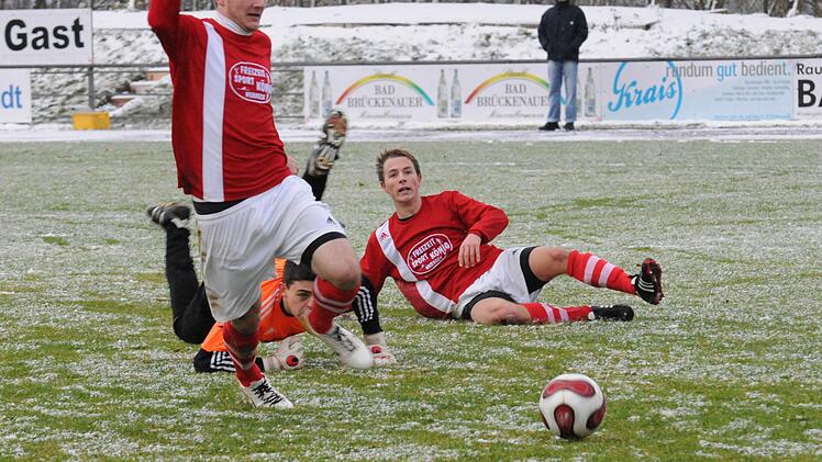 Da war Münnerstadts Welt noch in Ordnung: Simon Snaschel (links) trifft in dieser Szene zum 1:0. Am Ende musste sich die Elf von Dominik Schönhöfer mit einem Remis zufrieden geben. Foto: ssp