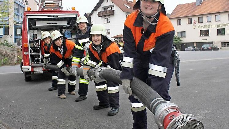 Fünf Damen von der Wehr (von links): Verena Schneider, Cornelia Leitsch, Gitta Kreiß, Martina Burrell und Veronika ErbFotos: Birgit Will/Archiv