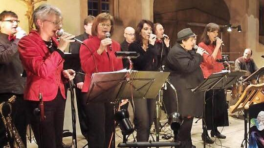 In Maria Bildhausen: "Sing'n Swing" mit Dirigent Paul Oschmann (rechts) Foto: Anton Then