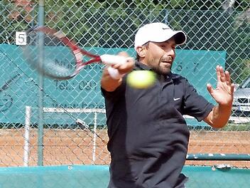 Daniel Dolbea gewann im Finale gegen Peter Sachs vom TF GW Fürth.   Foto: Archiv