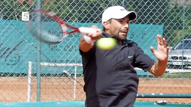 Daniel Dolbea gewann im Finale gegen Peter Sachs vom TF GW Fürth.   Foto: Archiv