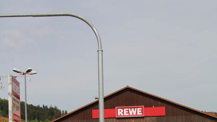 Den Aufstellbereich an der Ampel auf der Rewe-Seite hat die Stadt Stadtsteinach finanziert. Foto: Matthias Beetz