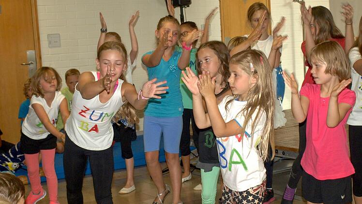 Der Zumba-Tanz der Hortkinder Foto: Susanne Deuerlein