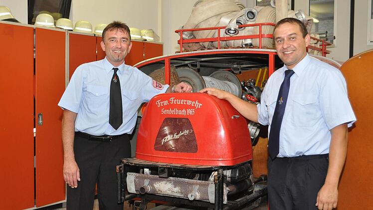 Jetzt mal im Blickpunkt: Seit 50 Jahren leistet die Spritze der Feuerwehr Sendelbach-Gräfenholz gute Dienste. Sie hat sich zuletzt besser bewährt als manche moderneren Geräte, wie Kommandant Roland Hauck (links) und sein Stellvertreter Matthias Sperber berichten. Foto: Beate Dahinten