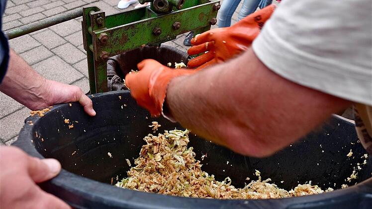 So wird der Apfel klein gehackt.  Foto: Gerd Schaar