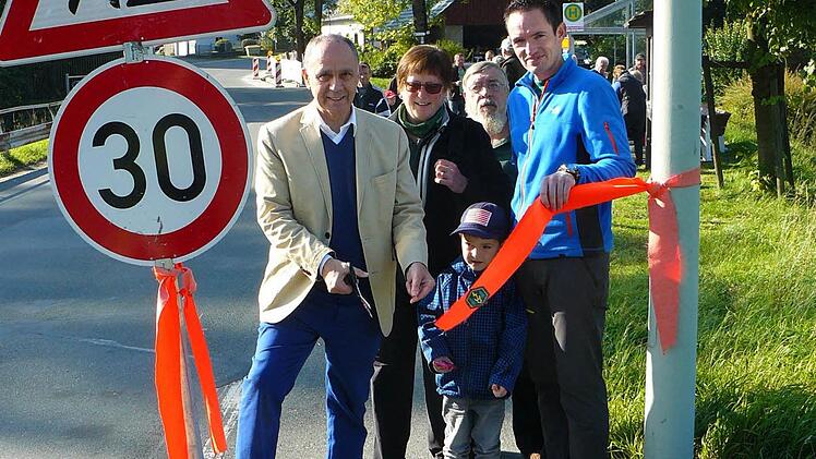 Marktleugasts Bürgermeister Franz Uome (links) war es vorbehalten das Bändla zur Eröffnung der FrankenwaldSteigla "Durchs Steinachtal" zu durchschneiden. Foto: Klaus-Peter Wulf