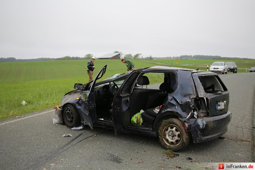 Mann aus Auto geschleudert und schwer verletzt - Pkw in der Kurve von Straße abgekommen und ueberschlagen