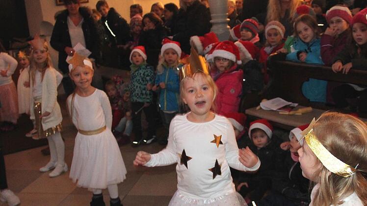 Die Kleinen des Kindergartens hatten mit einem Sternentanz ihren großen Auftritt. Foto: Johanna Blum