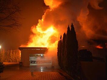 Sachschaden im sechsstelligen Eurobereich entstand am Freitag in der Lagerhalle einer Bedachungsfirma in Bad Königshofen.  Foto: Friedrich