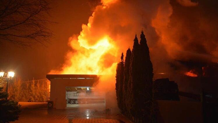 Sachschaden im sechsstelligen Eurobereich entstand am Freitag in der Lagerhalle einer Bedachungsfirma in Bad Königshofen.  Foto: Friedrich