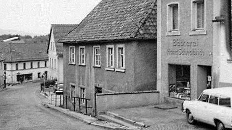 In dem Gebäude nach der Bäckerei Schnabrich in der Kulmbacher Straße befand sich die Polizei um die Jahrhundertwende und zum Beginn des 20. Jahrhunderts. Es wurde 1970 abgerissen. Repros: Siegfried Sesselmann