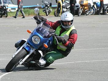 Waldemar Müller zeigt Bikern, was mit einer Maschine geht. Foto: CT-Archiv