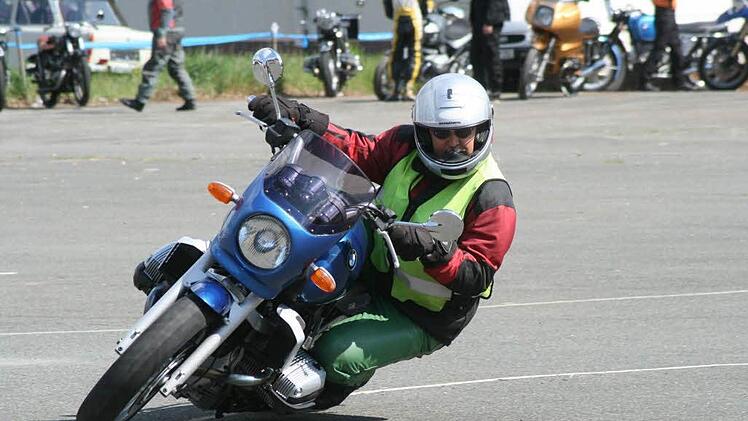 Waldemar Müller zeigt Bikern, was mit einer Maschine geht. Foto: CT-Archiv