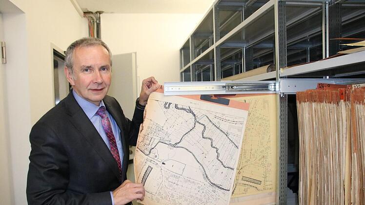 Konrad Unsleber, Chef des Bad Kissinger Amtes für Digitalisierung, Breitband und Vermessung (ADBV), zeigt eine der alten Karten im neuen Archiv. Foto: Ralf Ruppert