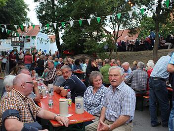 Das ist die feine fränkische Art zu genießen - am Kellerfest in Lonnerstadt. Evi Seeger