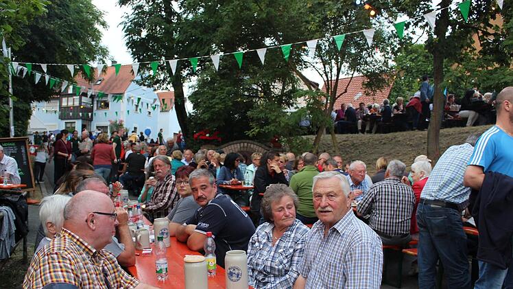 Das ist die feine fränkische Art zu genießen - am Kellerfest in Lonnerstadt. Evi Seeger