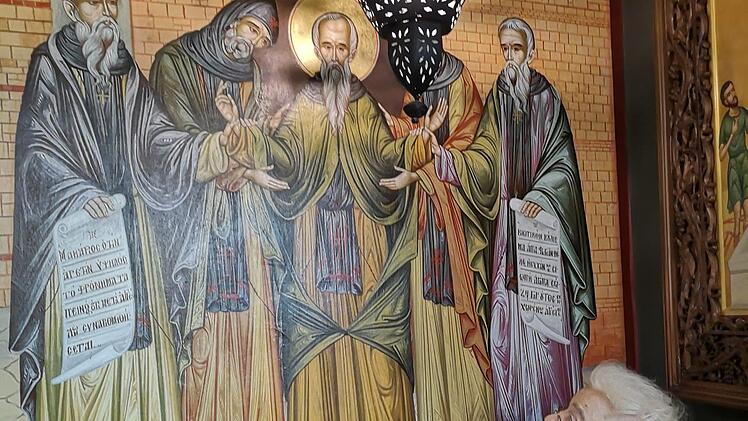 Aus  Verehrung für den Mönchsvater, den Heiligen Benedikt, ließ Pfarrer Fjodor Hölldobler eine Ikone mit der Darstellung der  Sterbestunde für die orthodoxe Kirche in Bischofsheim anfertigen. Foto: Marion Eckert