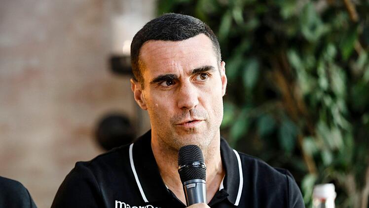 Der neue Brose-Headcoach Roel Moors beantwortete geduldig die Fragen der Fans. Foto: Daniel Löb