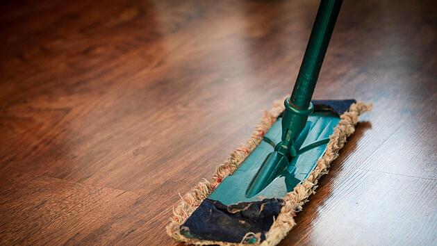 Eine demente Seniorin aus NRW erschlug ihren Ehemann mit einem Wischmopp. Vor Gericht kann sie sich an die Tat nicht erinnern. Symbolfoto: Pexels