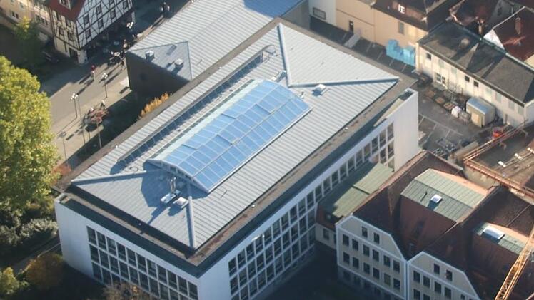 Das Hauptgebäude des Landratsamtes mit Sitzungssaal und Umfeld war 2012 noch 1,72 Millionen Euro wert. Seitdem hat der Landkreis mehr als 14 Millionen Euro investiert.  Foto: Ralf Ruppert