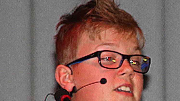 Rebellisch kam Leon Eresmann in die Bütt. Er will eine Schule ohne Noten.  Foto: Dieter Britz