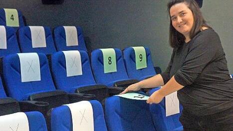 Sabine Pfister macht deutlich, welche Sitze benutzt werden dürfen und welche nicht. Foto: Christine Roder