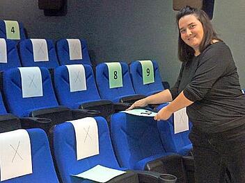 Sabine Pfister macht deutlich, welche Sitze benutzt werden d&uuml;rfen und welche nicht. Foto: Christine Roder