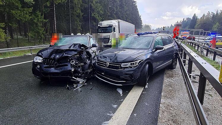A6 bei Altdorf: Massen-Unfall mit acht Verletzten nach Unwetter - "zentimeterdicke Eisschichten"