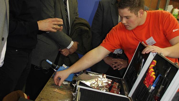 Den Inhalt des Werkzeugkoffers begutachten Uwe Rosenberger, Burkhard Butz (beide Eon) Bürgermeister Robert Herrmann und Landrats-Stellvertreter Bernhard Ruß zusammen mit Patrick Ollraum.