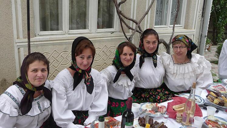 Die traditionelle Tracht ist in Rumänien noch sehr präsent, vor allem wenn gefeiert wird. Dr. Heike Mohler Riegel (rechts) ist begeistert von der Gastfreundschaft der Rumänen, die für die Hilfe aus dem Landkreis Haßberge überaus dankbar sind. Foto: sw