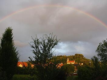 Nicht nur mit Regenbogen ein traumhafter Anblick: Castell. Die Gemeinde macht mit bei den Traumtouren. Foto: Fuchs