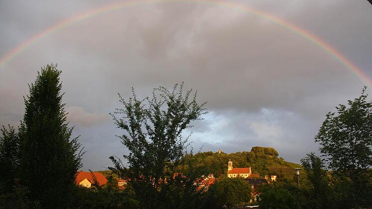 Nicht nur mit Regenbogen ein traumhafter Anblick: Castell. Die Gemeinde macht mit bei den Traumtouren. Foto: Fuchs