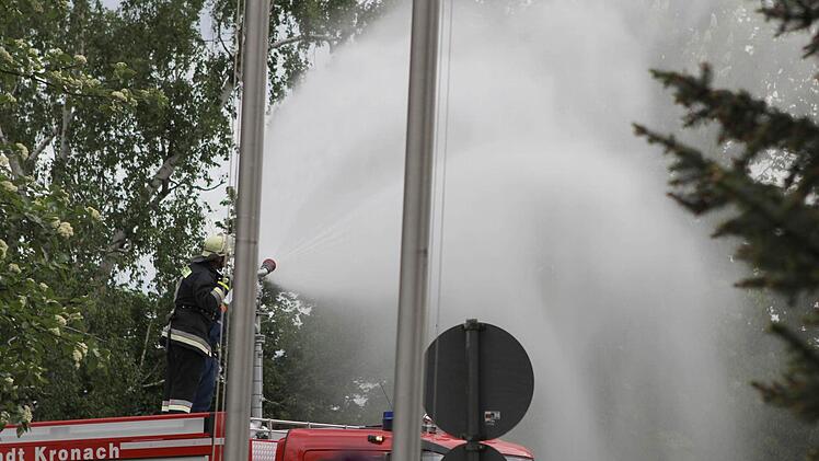 ... gingen die Feuerwehrmänner dann den fiktiven Dachstuhlbrand an.