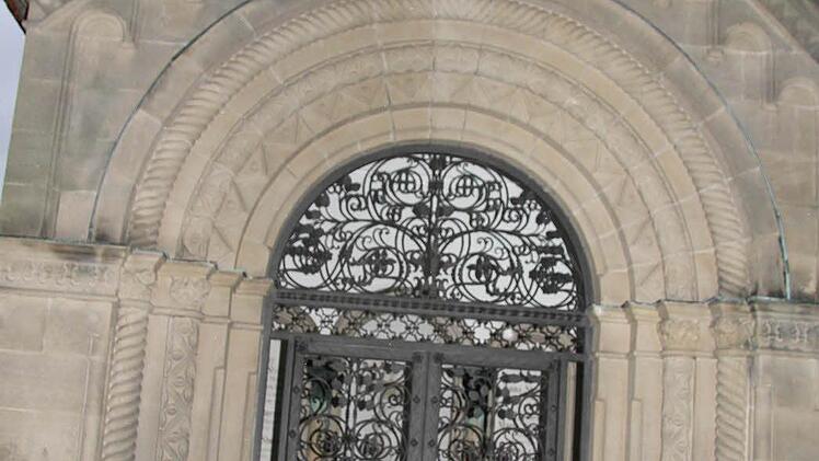 Auf dem Kronacher Friedhof gibt es nur ein einziges Grufthaus - das Haus der Familie Stößlein. In dieses Haus wurden auch die Gebeine, die im Finanzamt gefunden wurden, gebracht.