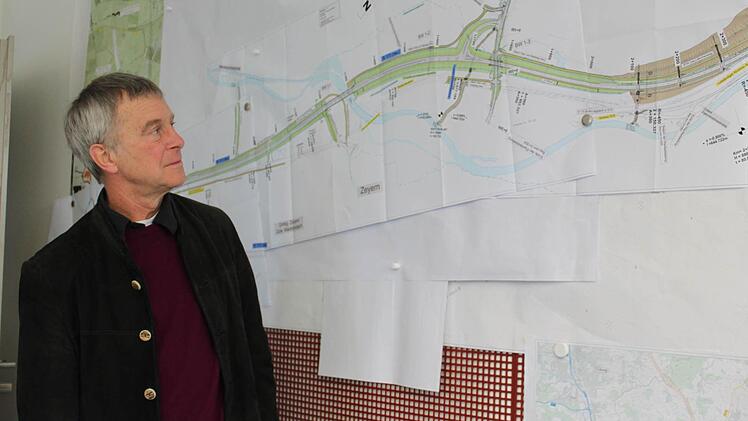 Mittlerweile kennt er den Plan nahezu auswendig: Der Leiter des Staatlichen Bauamts, Servicestelle Kronach, Jürgen Woll. Foto: Veronika Schadeck