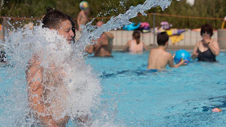 Freibad Hallstadt Mai bis einschl. August 9 - 20 UhrSeptember 9 - 19 Uhr3 Euro (Erw.)/1,50 Euro (Kinder 6 - bis 18 Jahre)Dauerkarte Erwachsene: 65 Euro Foto: Michael Gründel