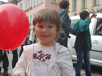 Auch die dreijährige Frieda aus Coburg nahm am Luftballonwettbewerb teil. Fotos: Gabi Arnold