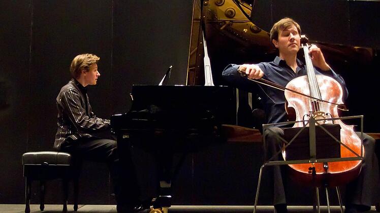 Nicolai Gerassimez (Klavier) und Wassily Gerassimez (Violoncello) beim Gastspiel in Coburg.Foto: Jochen Berger